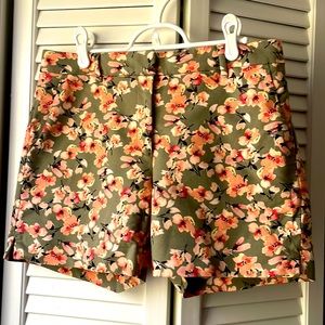 WHBM shorts “the 5 inch short”. Size 6